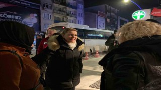 Servis bekleyen işçilere ikram