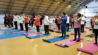 Sevgililer Gününde sevdikleriyle birlikte pilates yaptılar