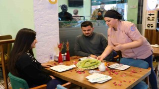 Sevgililer Gününe özel kalp şeklinde katmer