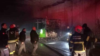 Seyir halinde yanan halk otobüsünden geriye iskeleti kaldı