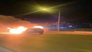 Seyir halindeki otomobil alev topuna döndü