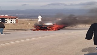 Seyir halindeki otomobil bir anda alev topuna döndü