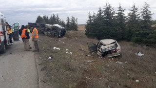 Seyir halindeki otomobile arkadan tır çarptı, 3 kişi yaralandı