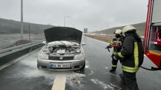 Seyir halindeyken yanan otomobili itfaiye söndürdü