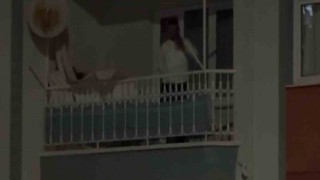 Sinir krizi geçiren genç balkondan tencere, bıçak fırlattı