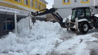 Şırnakta okul bahçeleri kardan temizleniyor