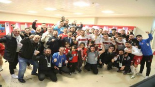Sivasspordan Pendik maçı sonrası galibiyet pozu