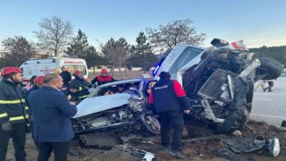 Sivasta ambulans ile otomobil çarpıştı: 3 kişi yaralandı