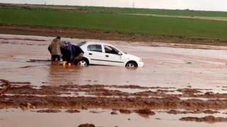 Siverekte sele kapılan otomobil kepçe yardımıyla kurtarıldı