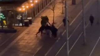 Sokak ortasında bıçaklı kavga