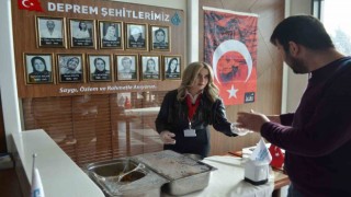 Sular Akademi Hastanesi depremde hayatını kaybedenlerin anısına helva ikramı yaptı