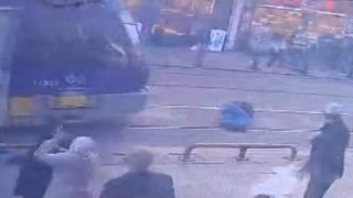 Sultanahmette tramvay yayaya çarptı: O anlar kamerada