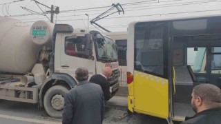 Sultangazide faciadan dönüldü: Beton mikseri İETT otobüsüne çarptı, 4 kişi yaralandı