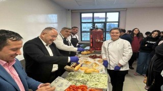 Sünnetci, öğrencilere döner ikram etti