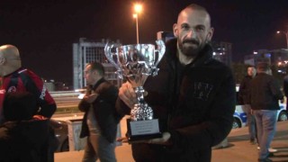 Süper Amatör Ligde grup şampiyonu olan Gülsuyusporda taraftarlardan şampiyonluk kutlaması