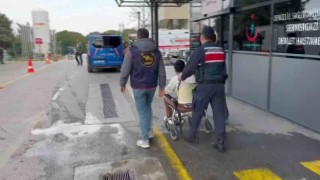 Süper kahramanlığa özenen uyuşturucu taciri, 5. kattan çarşafla inmeye çalışırken düşüp ayağını kırdı