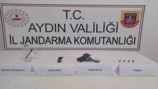Şüpheli şahısların üzerinde tabanca ele geçirildi
