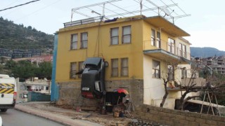 Sürekli kazaya karışan otomobilini binaya astı