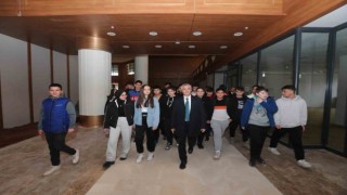 Tahmazoğlu gençlerle birlikte Millet Kütüphanesini gezdi