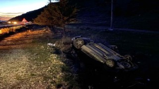 Takla atıp şarampole giren otomobilde 2 kişi yaralandı