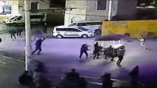 Taksim Meydanında silahlı saldırı kamerada: Husumetlisine benzettiği adamı vurdu, anında yakalandı