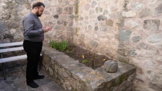 Tarihi handa dükkanlar arasında kalan türbe