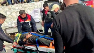 Tarlasını sürerken traktör devrildi, ölümden döndü