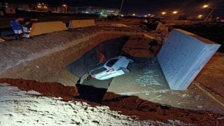 Tatvanda araç çukura düştü: 3 yaralı