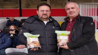 Tavşanlıya gelen takımlara leblebi ikramı