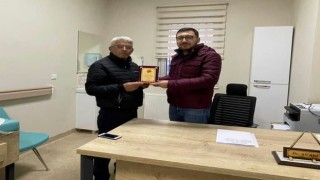 Tayini çıkan doktora mahalle muhtarından plaket