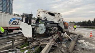 TEMde tır bariyerlere çarpıp, aydınlatma direklerini devirdi