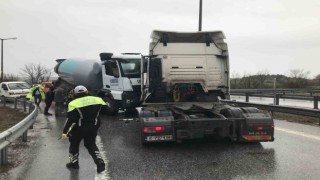 Ters yöne giren tırla beton mikseri kafa kafaya çarpıştı: 2 yaralı