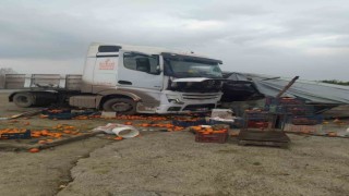 Tır portakal tezgahına daldı: 1 yaralı