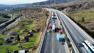 Tırın dorsesi koptu, otoyolda trafik durdu