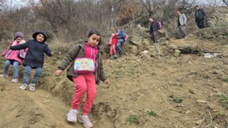 Tokatta heyelanın yıktığı köyde vatandaşların patika çilesi