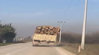 Tomruk yüklü kamyonetin tehlikeli yolculuğu kamerada