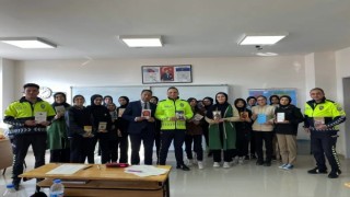 Trafik polisleri, öğrencilere mesleklerini tanıtıp kitap hediye etti