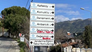 Trafik ve yönlendirme levhaları aşıkların karalama tahtası oldu