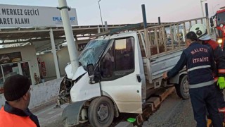 Trambüs direğine çarpan kamyonet sürücüsü ağır yaralandı
