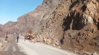 Tunceli-Erzincan karayolunda heyelan