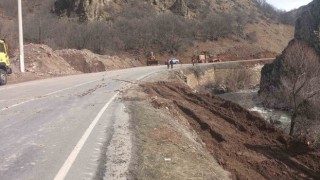 Tuncelide devrilen tankerden çaya akan bitüm temizlendi