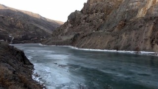 Türkiyenin en hızlı akan nehri olan Çoruh buz tuttu