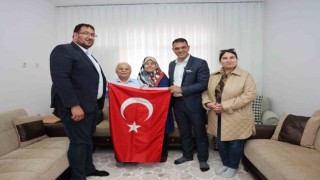 Türkiyenin ilk astronotu Alper Gezeravcının ailesine Türk bayrağı hediye edildi