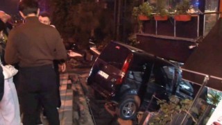 Üsküdarda hafif ticari aracın restorana girdiği anlar kamerada