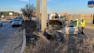 Üst geçidin ayağına çarpan araçtaki 2 kişi yaralandı