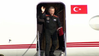Uzay görevinden dönen ilk Türk Astronot Alper Gezeravcı Ankaraya iniş yaptı.