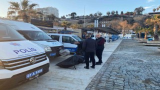 Üzerindeki elbiselerle deniz yüzeyinde cansız bedeni bulundu