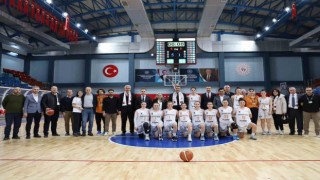 Vali Aslan basketbolcu kızları ağırladı