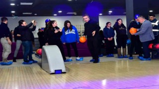 Vali Çiçek öğrencilerle bowling oynadı