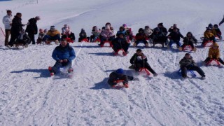 Vali Çiftçi çocuklarla kızak kaydı, gençlerle kayak yaptı